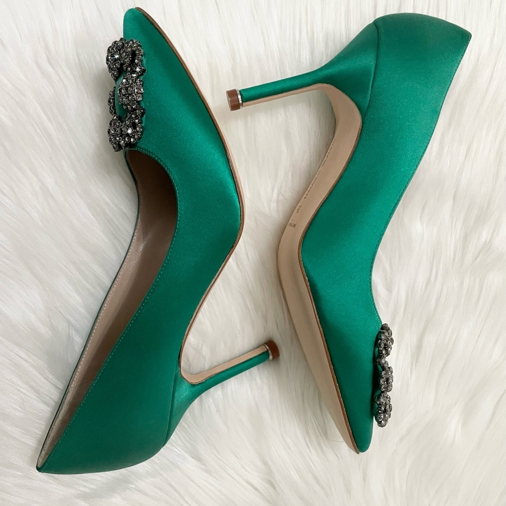 Manolo Blahnik Hangisi 90 Embellished Satin Pumps - Picture 6 of 10